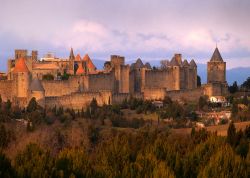 Le mura di Carcassonne (Occitanie, Francia) sono un'opera d'arte, ma contengono un piccolo mondo ancor più affascinante: il cuore del borgo è un intreccio di viottoli e ...