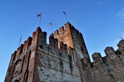 Cinta muraria di Soave l'ingresso di Porta Verona illuminato dagli ultimi raggi di sole