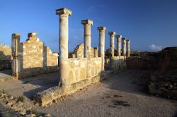 Al Parco Archeologico di Kato Paphos di Cipro si possono ammirare costruzioni di età greca e romana, come questo antico tempio con un colonnato quasi intatto - © Vartanov Anatoly / ...