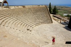 Tra le rovine di Kourion, lungo le coste meridionali di Cipro, l'anfiteatro è una delle più ammirate e famose. Costruito nel II secolo a.C. come teatro, pare sia stato usato ...