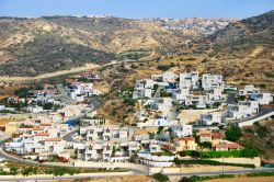 Veduta dall'alto di Pissouri, uno dei villaggi più rinomati di Cipro, situato lungo la costa meridionale dell'isola - © ruzanna / Shutterstock.com
