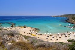 La Baia Konnos è una delle spiagge più belle di Cipro, situata circa 3,5 km a sud di Protaras, nella parte sud orientale dell'isola - © Pawel Kazmierczak / Shutterstock.com ...