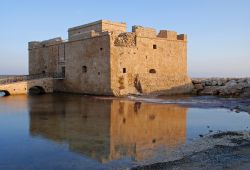 La storia del castello medievale di Paphos (Cipro) è lunga e avventurosa. Fondato in riva al Mediterraneo in epoca bizantina, fu restaurato nel XIV secolo, saccheggiato dai Veneziani ...