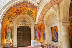 Il Monastero di Kykkos è il più ricco di Cipro, situato nella regione di Marathasa a 1318 metri di quota, a nord-ovest della catena dei monti Troodos. Fondato tra la fine dell'XI ...