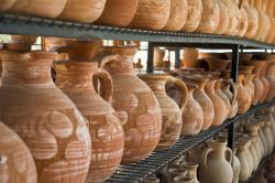 Vasi e altri oggetti in terracotta sono tra i prodotti artigianali più belli e caratteristici che potrete acquistare nelle botteghe  di Cipro - © GalaMostova / Shutterstock.com ...