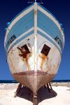 Una vecchia barca arenata sulla spiaggia di Cipro, consumata dal mare e dal sale - © DJ Kinder / Shutterstock.com