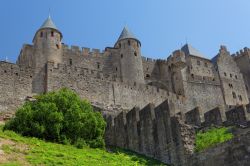 La Città Alta di Carcassonne, la cosiddetta Cité, il famoso borgo fortificato dell'Occitanie (ex Linguadoca-Rossiglione) nel sud della Francia - © fototehnik/ Shutterstock.com ...