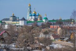 La città di Sergiev Posad e sullo sfondo il Monastero della Trinità di San Sergio in Russia - © Serjio74 / Shutterstock.com