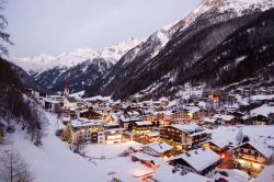 La città di Solden riceve il massimo flusso turistico in inverno, quando arrivano tantissimi sciatori da tutta Europa per trascorrere qui una settimana bianca sulle nevi del Tirolo (in ...