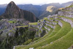 Città perduta di Machu Picchu, Perù - A 2430 metri di altitudine, in un sito montagnoso di straodrinaria bellezza e al centro di una foresta tropicale, Machu Picchu è stata ...