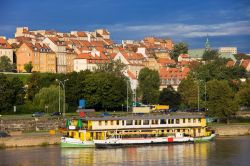 Citta vecchia di Varsavia (Stare Miasto) vista da una sponda del fiume Vistola, il principale della Polonia - © Artur Bogacki / Shutterstock.com