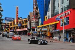 Clifton Hill Street, Niagara Falls: è probabilmente la via più famosa della città canadese. Qui si trovano le principali attrazioni e divertimenti, parchi giochi e la ruota ...