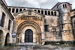 Veduta della Collegiata di Santa Juliana nel borgo di Santillana del Mar, Spagna. Secondo la tradizione la giovane Giuliana di Nicomedia fu martirizzata in Asia Minore durante la persecuzione ...