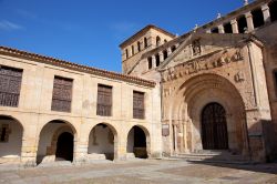 La Collegiata di Santillana del Mar, Cantabria, Spagna. Fra gli edifici religiosi romanici più suggestivi della regione, è stata dichiarata monumento nazionale spagnolo nel 1889  ...