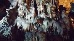 Collepardo, l'interno di una grotta carsica. L'antro più famoso è il Pozzo d’Antullo, una voragine larga 300 metri e alta quasi 60 metri - © Martina TR - CC ...
