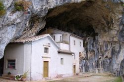 La madonna delle Cese è una chiesa in spettacolare posizione scenografica in una delle grotte tipiche della zona di Collepardo - © Simoni Valerio - Wikipedia