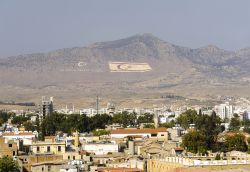 Collina a nord di Cipro con la bandiera Turchia che segnala il territorio occupato nel 1974 con una zione militare. La comunità internazionale non ha riconosciuto questa occupazione militare, ...