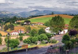 Colline sud Francia: veduta del borgo di Saint-Jean-Pied-de- Port sul Cammino Santiago Roncisvalle. 201893008 2