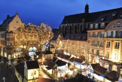 Piazza Giovanna d'Arco è sede del mercatino di Natale dove trovate le prelibatezze gastronomiche di Colmar - © www.noel-colmar.com