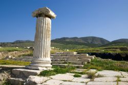Una colonna ionica ed altre rovine a Hierapolis, il sito UNESCO vicino a Pamukkale in Turchia - © cartela / Shutterstock.com