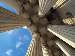 Le colonne della Corte Suprema di Washington, la capitale degli Stati Uniti d'America - © trekandshoot / Shutterstock.com