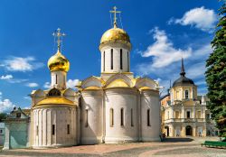 Una parte del grande complesso della Chiesa della Trinità di San Sergio a Sergiev Posad, in Russia. Questa meta del circuito dell' Anello d Oro vanta la presenza di ben sette chiese ...