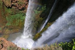 Con 110 metri di salto, suddiviso in due intervalli le Cascate di Ouzoud sono la caduta d'acqua più alta e famosa del Maroccco - © bensliman hassan / Shutterstock.com