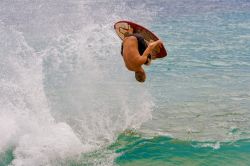 Con lo skimboard in spiaggia a Capo Verde: grazie all'Oceano Atlantico, non mancano qui le splendide onde per divertirsi con la mini-tavola - © EpicStockMedia / Shutterstock.com