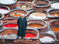 Dentro al souk dei tintori: le Concerie di Fes in Marocco consentaono di scattare delle foto straordinarie grazie alle vasche colorate con i vari minerali. L'odore è però molto ...