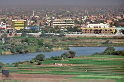 La confluenza del Nilo Bianco con il Nilo Azzurro a Khartoum in Sudan. Notare l'intensa attività agricola che i due grandi fiumi consentono in questo angolo arido del deserto del ...