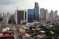 Contrasto tra i quartieri di Manila, le zone residenziali e quelle commerciali, ricche di grattacieli - © donsimon / Shutterstock.com
