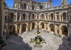 Convento dell'Ordine di Cristo a Tomar, Portogallo ...