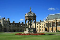 Corte interna del Trinity College di Cambridge, Inghilterra - Una splendida immagine del cortile interno del Trinity College di Cambridge, uno dei 31 che costituiscono l'Università ...