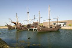 Copia delle caravelle di Cristoforo Colombo (a grandezza naturale) esposte nel museo di  Palos de la Frontera in Spagna - © spirit of america / Shutterstock.com 