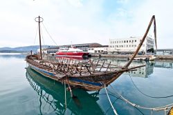 A Volos, nella Grecia orientale, c'è una replica della mitica nave Argo. La città sorge accanto all'antica Iolkos, da cui gli Argonauti partirono alla ricerca del ...