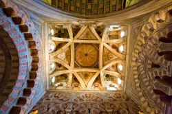 Cordova (Cordoba) il soffitto della grande Cattedrale spagnola,  uno dei capolavori architettonici dell'Andalusia - © Kushch Dmitry / Shutterstock.com