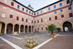 La corte interna del Castello Estense di Ferrara ...