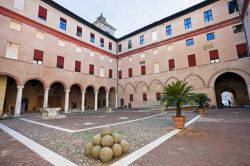 La corte interna del Castello Estense di Ferrara (Emilia Romagna) periodicamente ospita eventi e mostre. Costruito da Bartolino da Novara a partire dal 1385, l'edificio sorse intorno alla ...