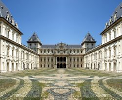 All'interno del castello del Valentino - Torino, Piemonte - si apre un'ampia corte trapezoidale a pavimentazione marmorea. Sul cortile interno si affacciavano gli ambienti di servizio ...