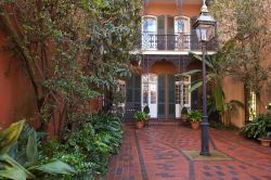 Cortile interno nel Quartiere Francese, New Orleans - Oltre ad architetture in stile coloniale, i palazzi della Big Easy sono caratterizzati da graziosi cortili interni dove a fare da protagonista ...