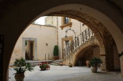 Cortile di Palazzo Panitteri nel cuore del borgo di Sambuca di Sicilia, eletto nel 2016 come Borgo più bello d'Italia - © Guzman - CC BY-SA 4.0 - Wikipedia