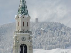 Il campanile innevato della Basilica dei Santi Filippo e Giacomo a Cortina d'Ampezzo - Foto Paola D'Andrea 