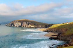 La costa di Achill island, Irlanda -  La più grande fra le isole al largo del territorio irlandese, situata per esattezza nella parte occidentale del paese, è caratterizzata ...