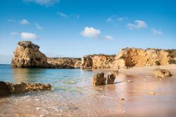 Costa dell'Algarve nei pressi di Albufeira - Grazie al clima mite durante tutto l'anno, al mare cristallino e alla straordinaria bellezza dei suoi paesaggi, questo centro del Portogallo ...