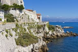 Panorama da Antibes, Francia - Per ammirare il suggestivo panorama sulle Alpi e su Nizza si può passeggiare lungo la bella corniche che corre sull'antico vallo difensivo della città ...