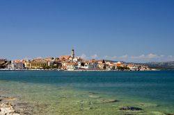 La costa intorno alla cittadina di Betina, tra le spiagge di Murter, l'isola della Dalmazia posta tra Sibenico e Zara (Dalmazia) - © lero / Shutterstock.com