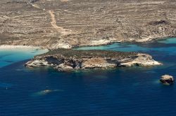 La costa sud di Lampedusa con l'isola e la spiaggia dei Conigli - © luigi nifosi / Shutterstock.com