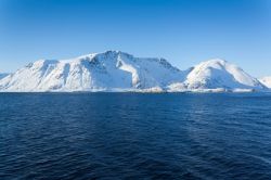 Costa tra Hammerfest e Oksfjord, Norvegia - Una bella immagine fotografica del tratto costiero norvegese che si stende fra la cittadina di Hammerfest e il centro di Oksfjord: a risaltare è ...