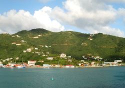 La costa antistante Road Town, capitale delle caraibiche Isole Vergini Britanniche - © Ramunas Bruzas / Shutterstock.com