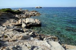 Costa rocciosa tra Santa Teresa e Porto Pollo, Sardegna - Un bello scorcio panoramico sulla costa rocciosa della Gallura. Osservando il paesaggio, sullo sfondo a sinistra si intravede il profilo ...